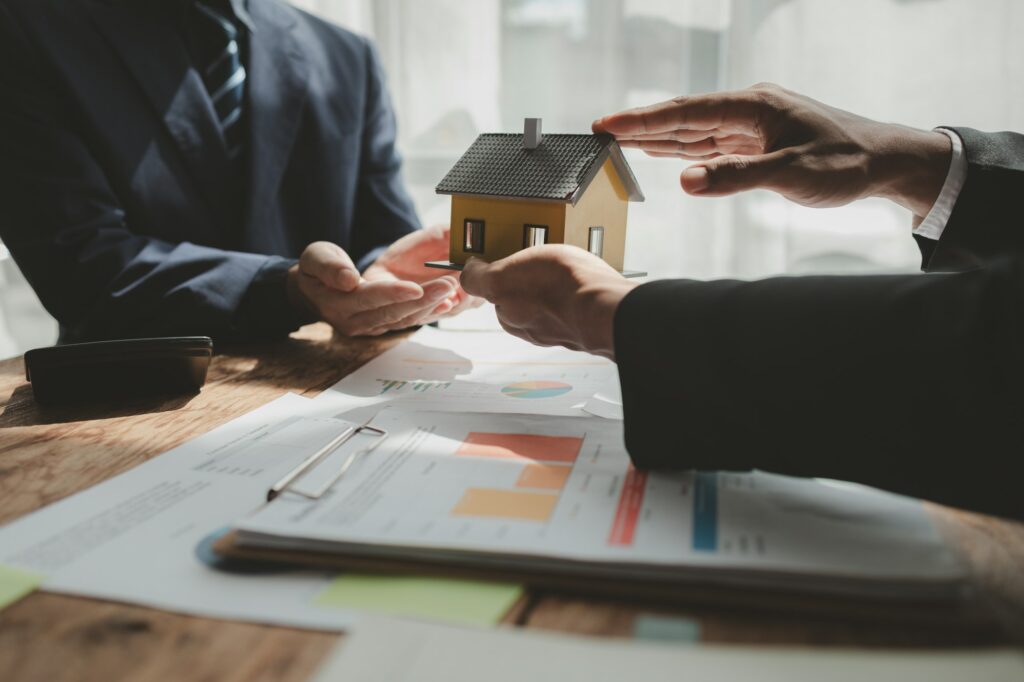 Talking with a real estate expert, Discuss property investments, A customer is having a financial me